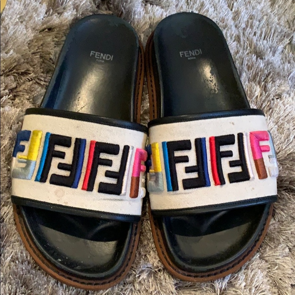 FENDI Logo Multicolor Slides - Picture 3 of 8